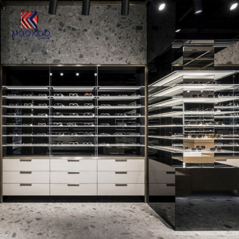 Prodaje se vitrina s metalnim i staklenim sunčanim naočalama