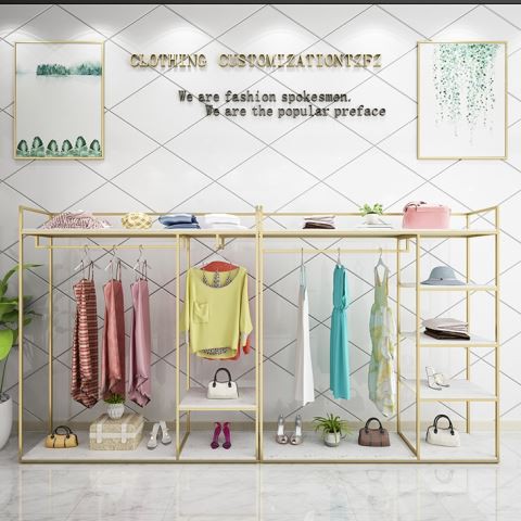 Jednostavni zlatni regali za odjeću