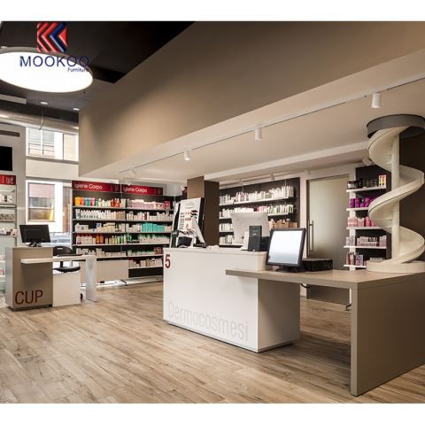 Izlog drvene i metalik ljekarne